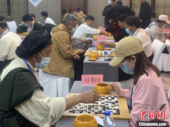 圖為參賽選手正在進行藏棋對弈?！≈x牧 攝