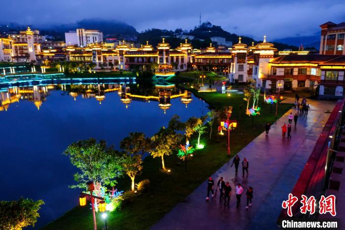 圖為2021年5月18日，西藏自治區(qū)墨脫縣城入夜，昔日的“高原孤島”如今面貌一新。　江飛波 攝