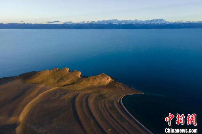 圖為著名的西藏“天湖”納木錯風(fēng)光，遠處為念青唐古拉雪山?！〗w波 攝