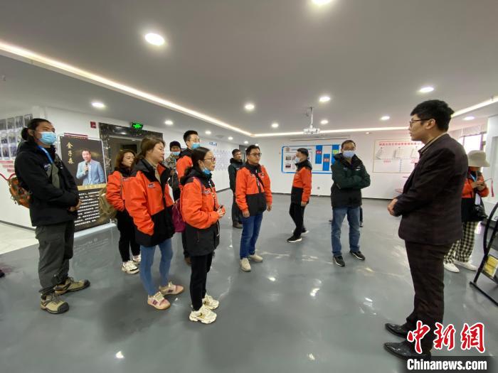 圖為2021瀾湄萬里行中外媒體在昌都新區(qū)采訪?！±罱瓕?攝