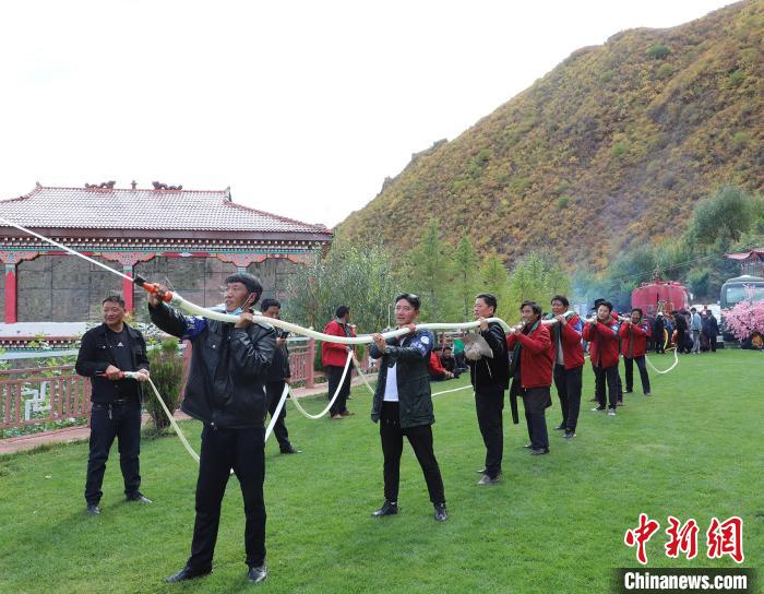 圖為護(hù)林員體驗(yàn)架設(shè)水泵。　昌都市森林消防支隊(duì) 供圖