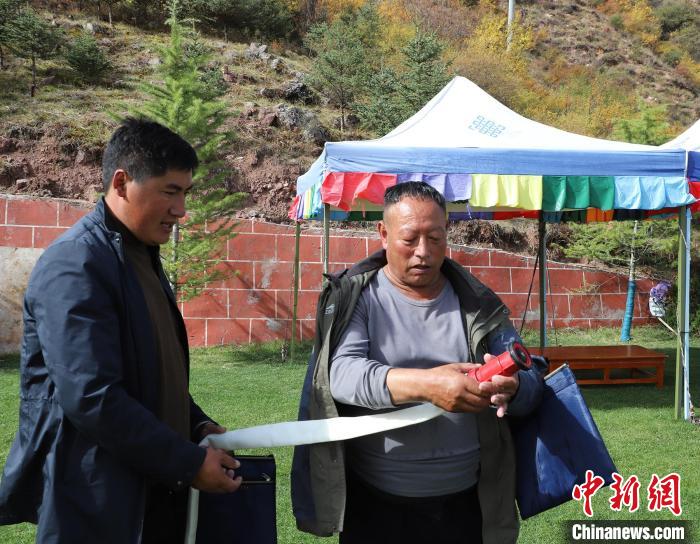 圖為護(hù)林員操作體驗(yàn)滅火裝備?！〔际猩窒乐ш?duì) 供圖