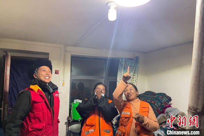 青藏公路109道班接入大網(wǎng)電。　 閆昱翰 　攝