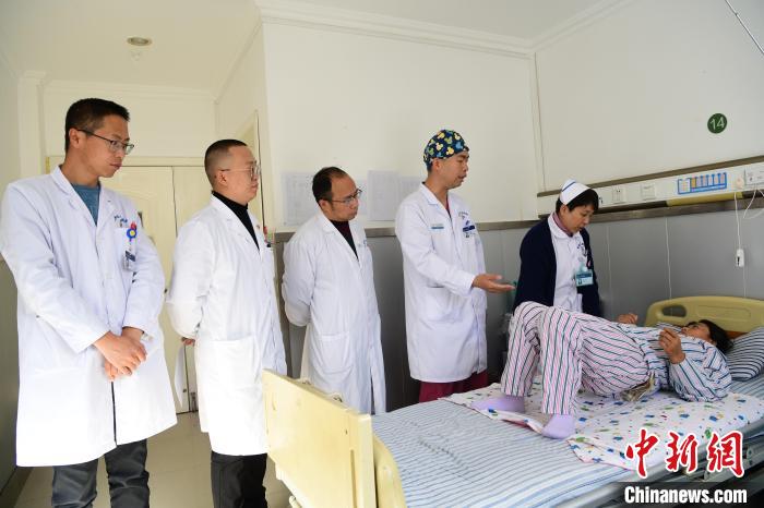 圖為何蔚副主任醫(yī)師(站右二)及團隊術后指導患者進行腰背肌鍛煉。　貢嘎來松 攝