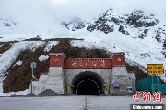 墨脫公路控制性工程——嘎隆拉隧道。上方為嘎隆拉雪山，曾是進(jìn)入墨脫最大的“攔路虎”。