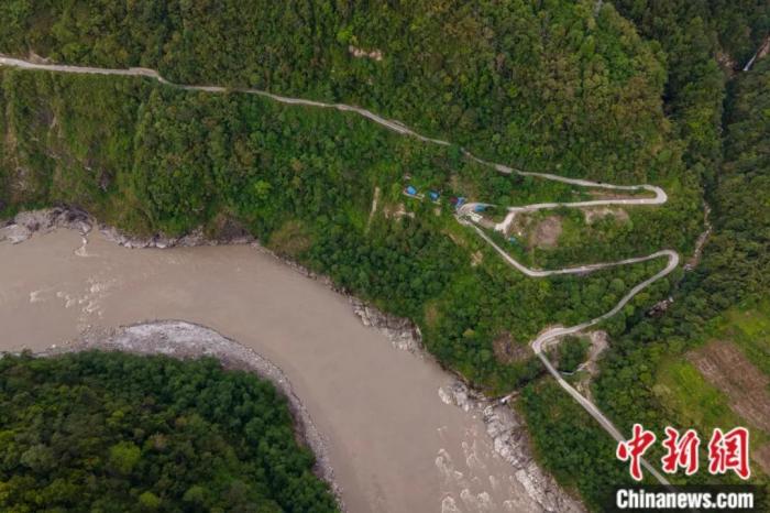 雅魯藏布江一側(cè)的墨脫公路。