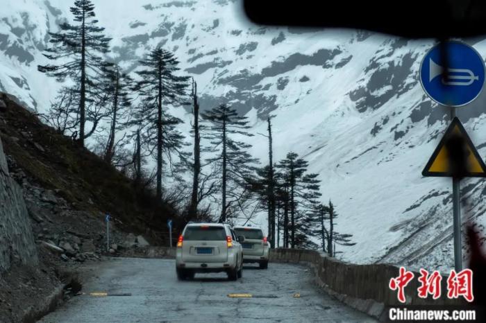 圖為墨脫公路沿線的雪景風(fēng)光。