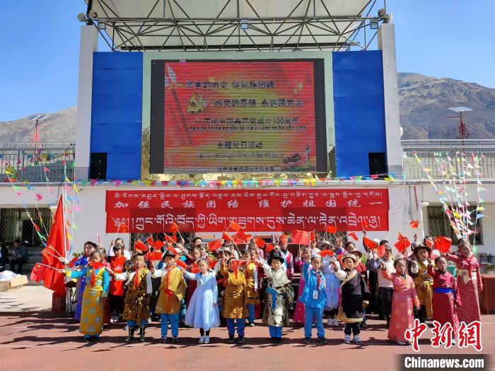 圖為加查縣安繞鎮(zhèn)小學各民族代表學生齊唱紅歌?！“怖@鎮(zhèn)小學供圖