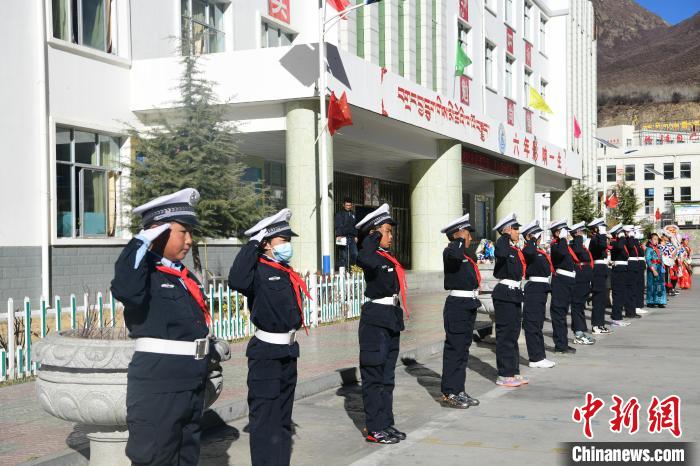 圖為加查縣安繞鎮(zhèn)小學學生爭當“小交警”體驗交警工作?！∝暩聛硭?攝