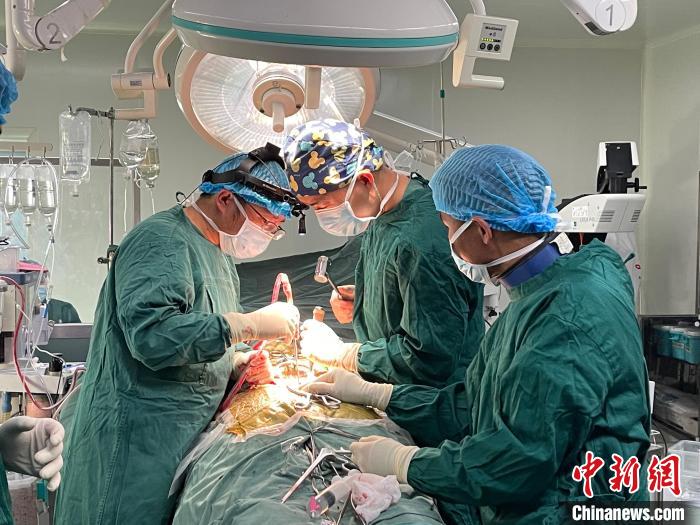 圖為在北京援藏醫(yī)療隊(duì)專家指導(dǎo)下，多項(xiàng)新技術(shù)使用到脊柱疾病的手術(shù)中。(資料圖) 拉薩市人民醫(yī)院脊柱外科供圖