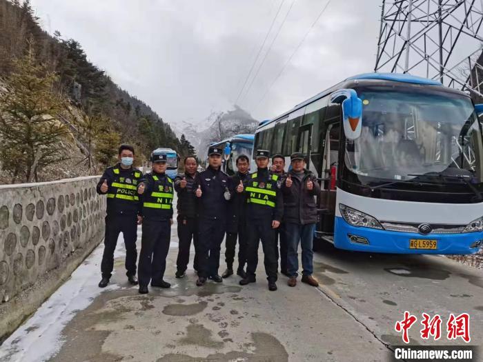 救援成功后，司機(jī)們與邊境派出所民警合影?！±罱ǚ?攝