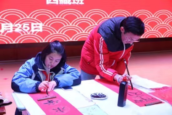 現(xiàn)場書寫春聯(lián)。梁超攝