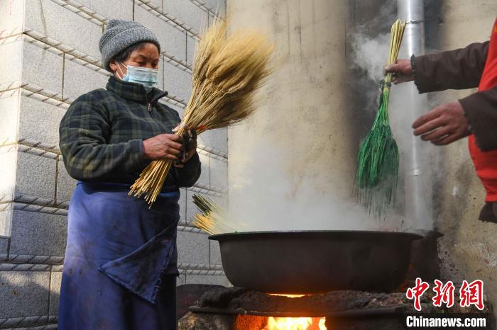 圖為拉薩手藝人制作年貨“羅薩梅朵”?！∝暩聛硭?攝