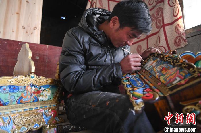 圖為拉薩手藝人制作年貨“切瑪盒”?！∝暩聛硭?攝