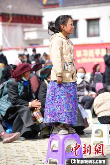 圖為觀看節(jié)目的小女孩?！∝暩聛硭?攝