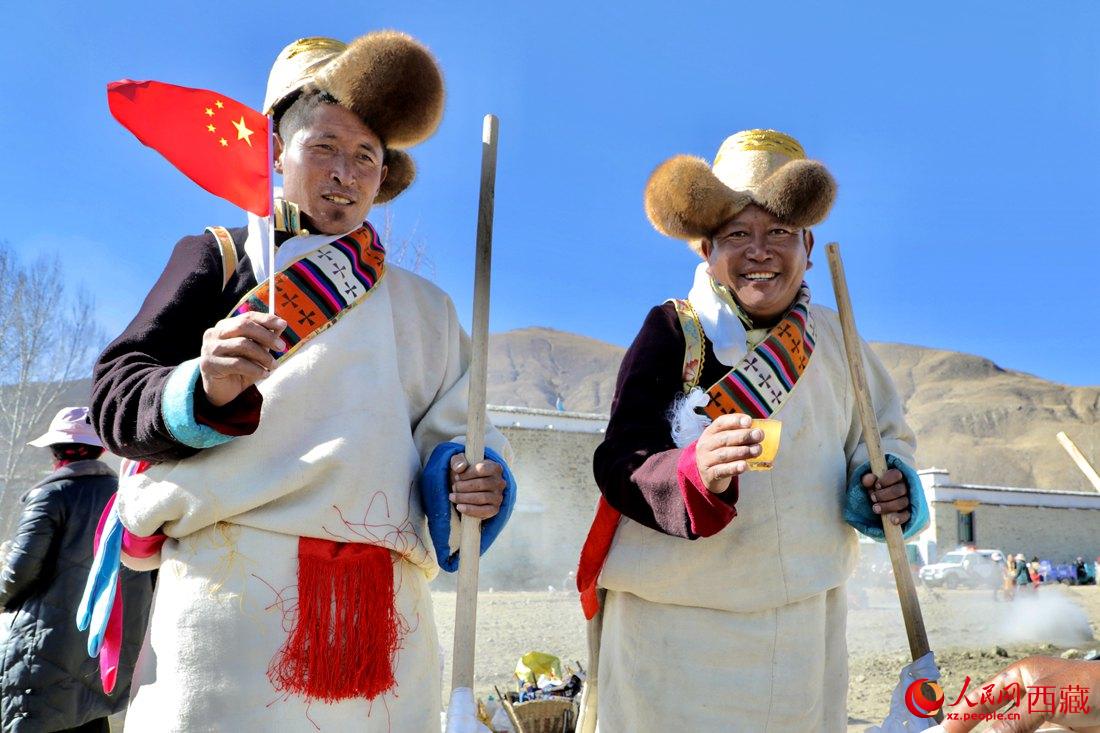 互敬青稞酒，祈福一年的豐收。人民網(wǎng) 次仁羅布攝