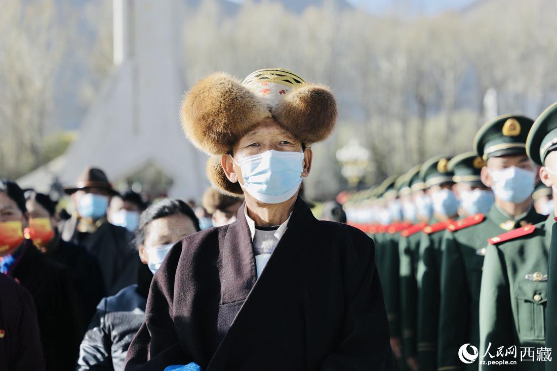 群眾代表們參加升旗儀式現(xiàn)場(chǎng)。人民網(wǎng) 次仁羅布 攝