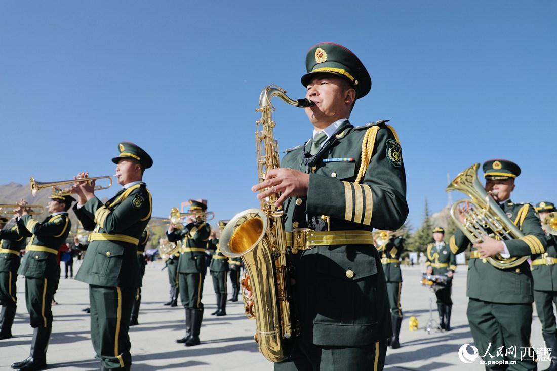軍區(qū)文工團(tuán)奏響國(guó)歌。人民網(wǎng) 次仁羅布攝