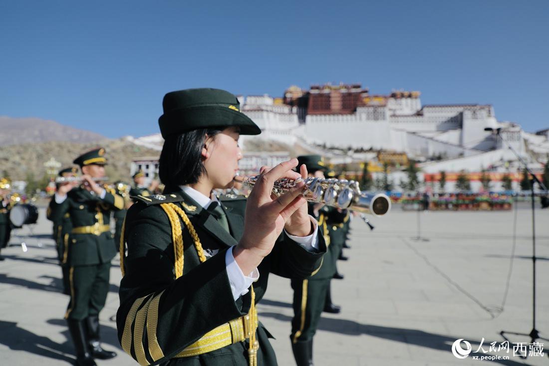 軍區(qū)文工團(tuán)奏響國(guó)歌。人民網(wǎng) 次仁羅布攝