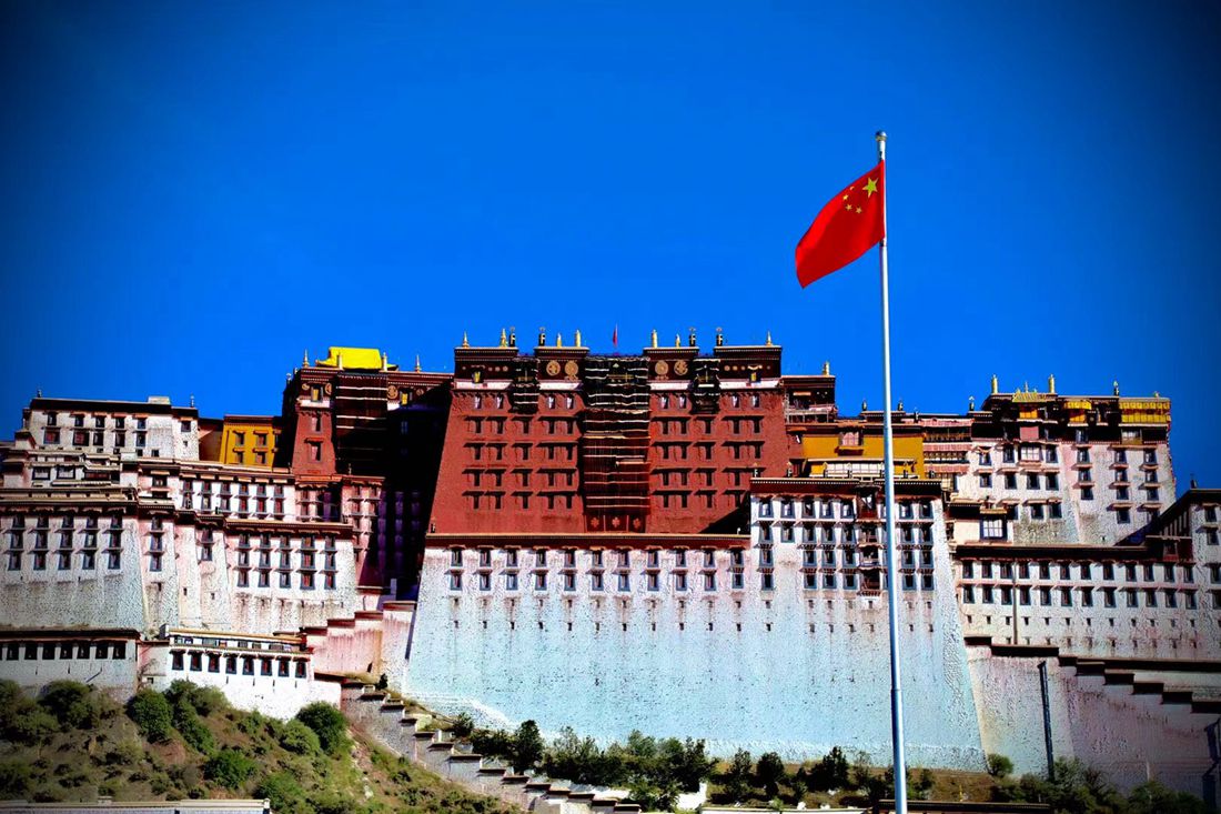 五星紅旗迎風(fēng)飄揚(yáng)。人民網(wǎng) 次仁羅布攝