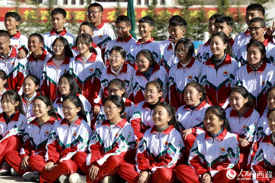 學(xué)生代表們合影留念。人民網(wǎng) 次仁羅布攝