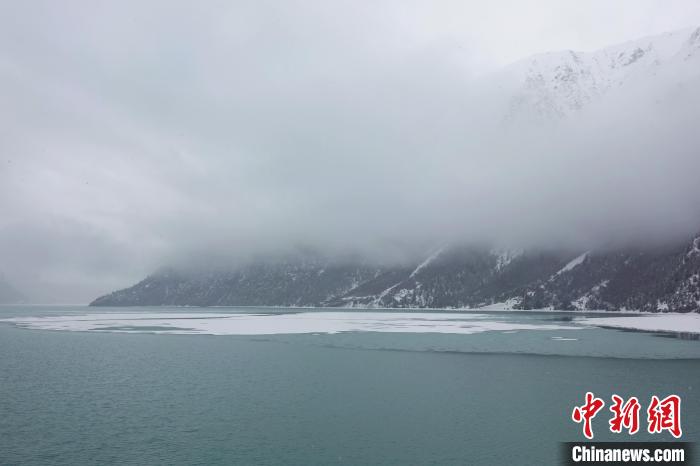 然烏湖春雪飄落?！∪轿木?攝