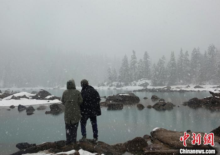 游客欣賞雪中然烏湖?！∪轿木?攝