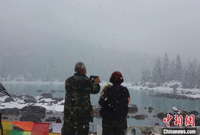 游客欣賞雪中然烏湖?！∪轿木?攝