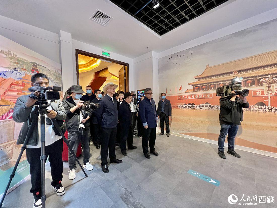 參觀《“讀城——大美北京”西藏巡展》展廳。 人民網(wǎng) 次仁羅布攝