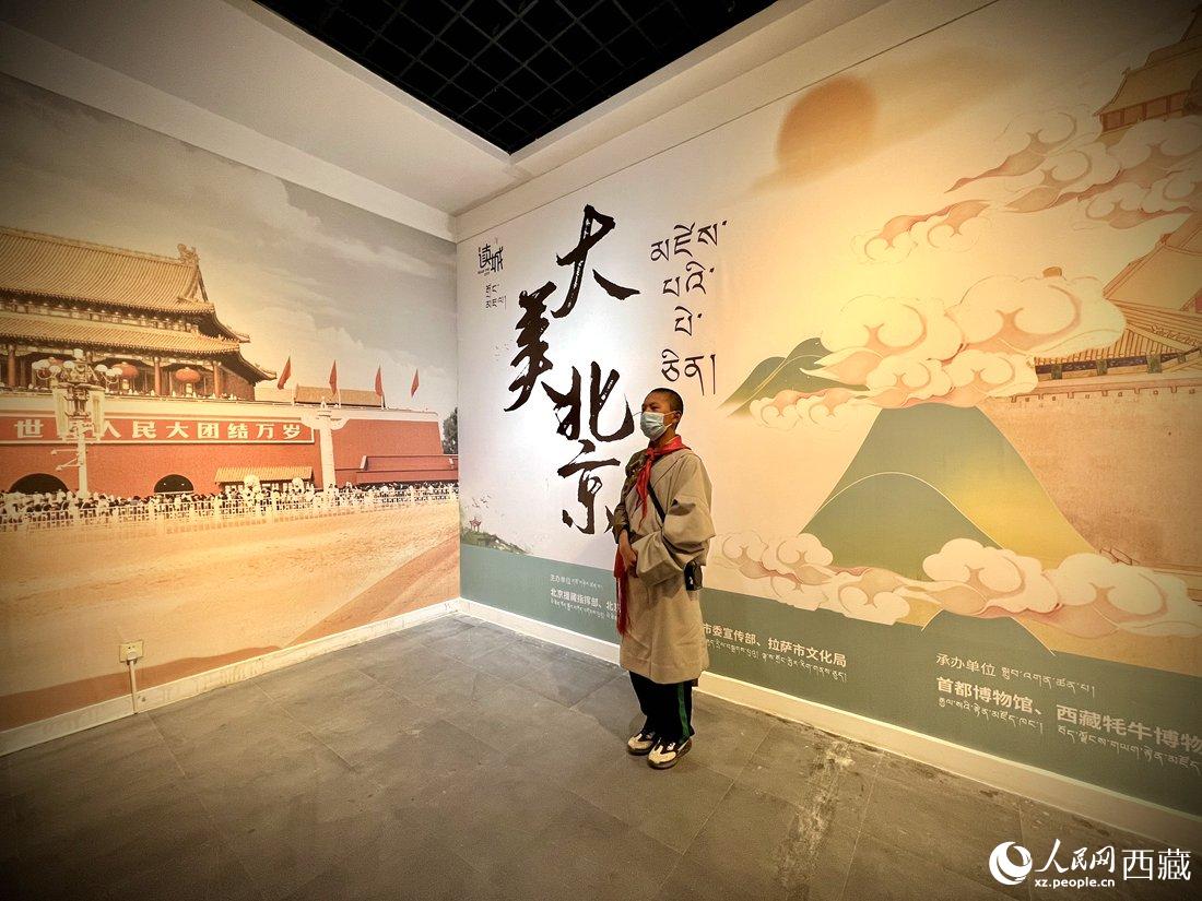 拉薩市北京實驗中學(xué)的學(xué)生講解員進(jìn)行講解。人民網(wǎng) 次仁羅布攝
