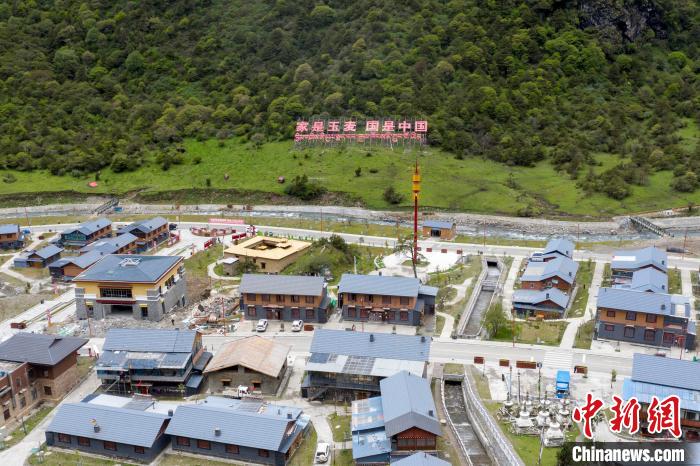 “家是玉麥 國是中國”的大字豎立在玉麥鄉(xiāng)旁的山腳上?！钊A峰 攝