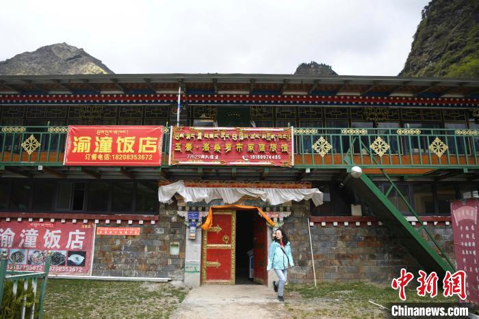 玉麥鄉(xiāng)里修建了飯店與旅館。　楊華峰 攝