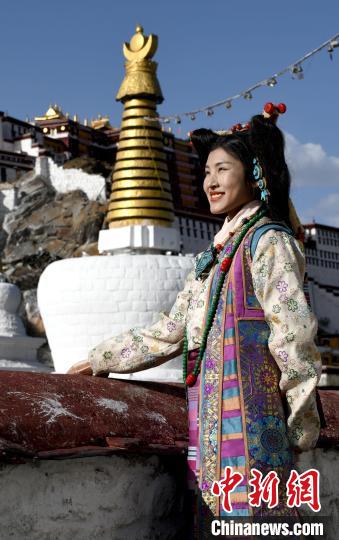 西藏自治區(qū)級非遺項目——拉薩服飾，圖為舊時拉薩貴族婦女的裝扮。