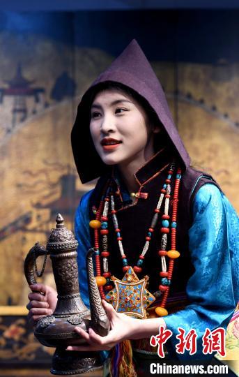 圖為西藏自治區(qū)級非遺項目——山南浪卡子縣的羊卓服飾?！±盍?攝