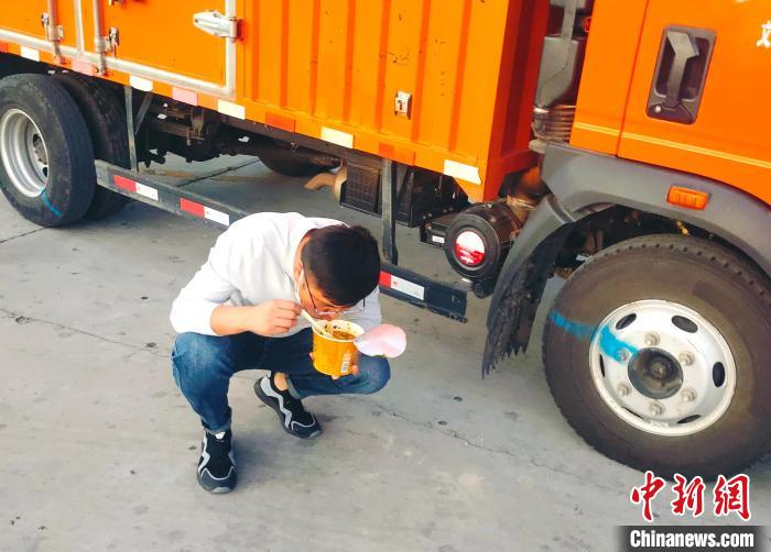 由于沿路疫情原因，閆光宇和朋友只能在服務(wù)區(qū)簡餐?！∴嵟?攝