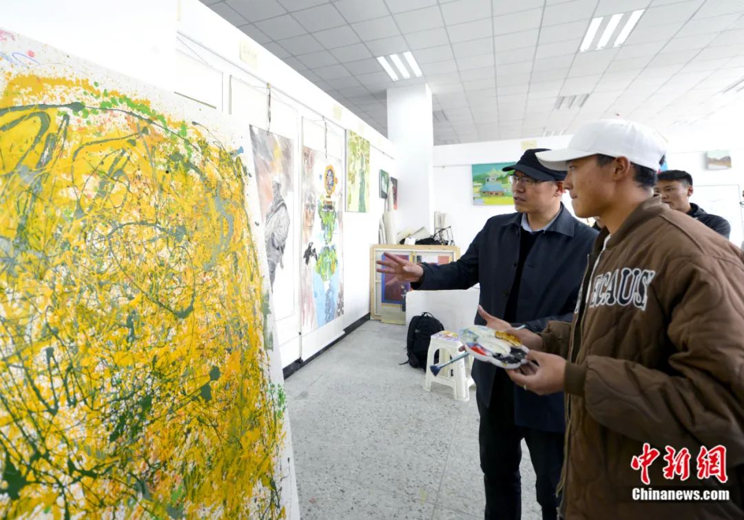 劉洋在課堂上指導(dǎo)學(xué)生繪畫技巧。<a target='_blank' href='/'><p  align=