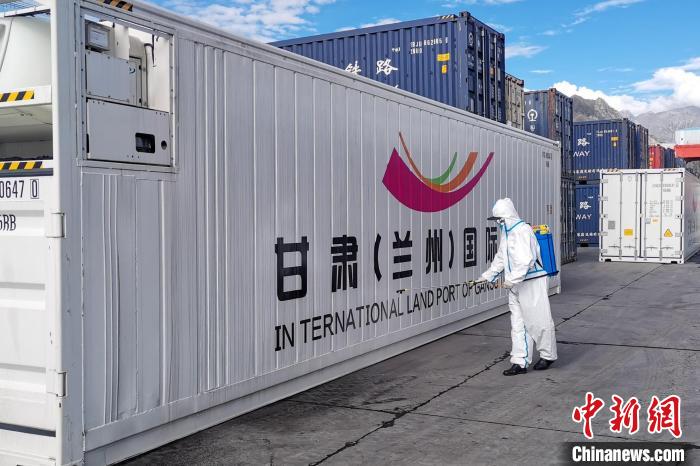 9月9日，甘肅省援助拉薩700噸生活物資“乘冷鏈專列”抵達(dá)拉薩。　國(guó)鐵青藏集團(tuán)有限公司拉薩車(chē)務(wù)段 供圖