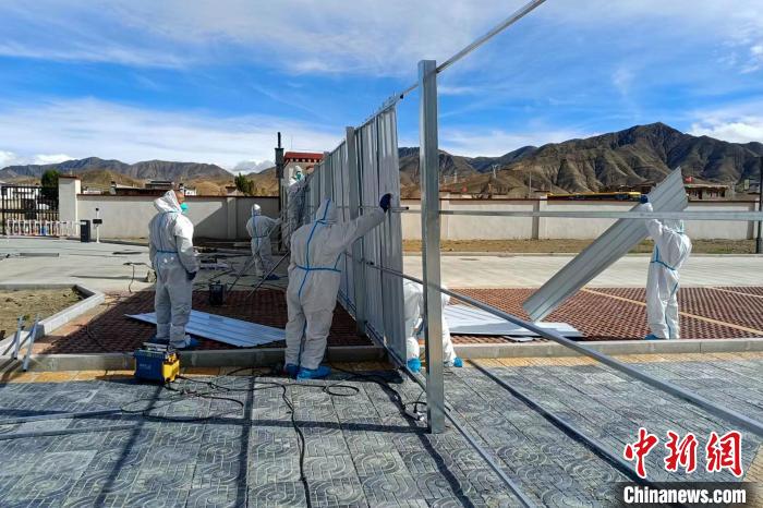 西藏金塔建設(shè)集團(tuán)有限公司職工支援日喀則方艙建設(shè)。　受訪者供圖