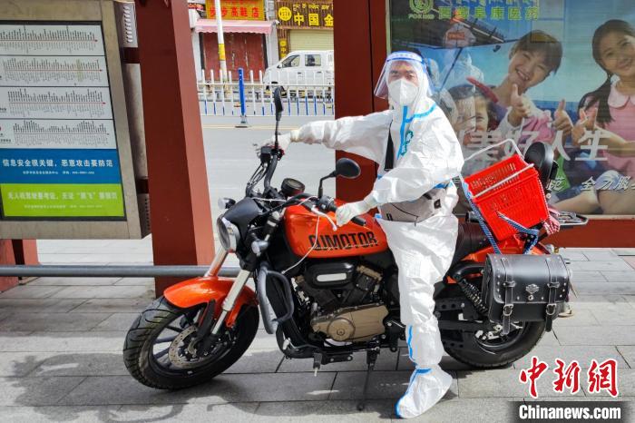 圖為西藏阜康醫(yī)療工作人員騎摩托為居家防疫市民送藥?！∈茉L者供圖