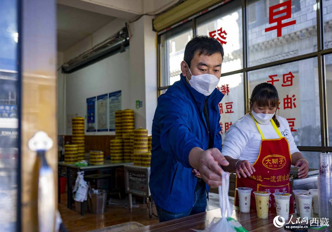 市民購買早餐。人民網(wǎng) 次仁羅布攝