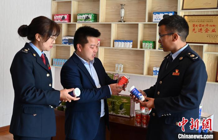 圖為林芝稅務(wù)部門上門了解企業(yè)情況，并宣講稅收政策。資料圖 趙朗 攝