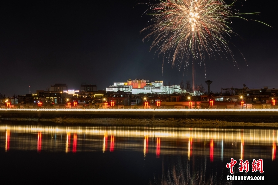 資料圖為2022年3月1日，拉薩迎來(lái)藏歷新年“古突夜”，煙花與被燈光照亮的布達(dá)拉宮交相輝映。 <a target='_blank' href='/'><p  align=