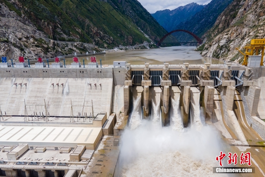 資料圖為2021年8月7日，西藏山南雅魯藏布江上的藏木水電站。（無(wú)人機(jī)畫(huà)面） <a target='_blank' href='/'><p  align=