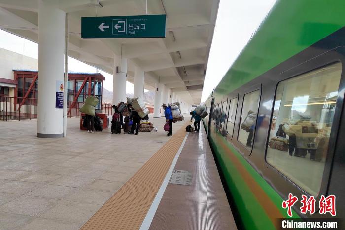乘客乘復(fù)工專列抵達(dá)日喀則?！±_車務(wù)段 供圖