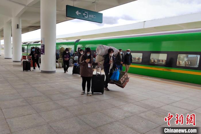 10月6日，乘客乘復(fù)工專列抵達(dá)日喀則?！±_車務(wù)段 供圖
