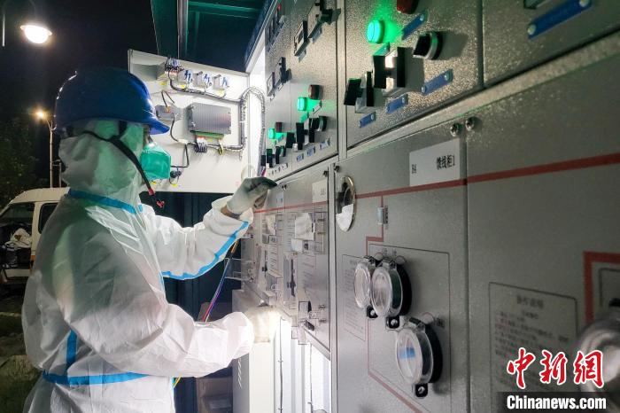 西藏電力部門(mén)順利完成方艙醫(yī)院供電設(shè)備安全可靠接入?！⊥醮箫w 攝