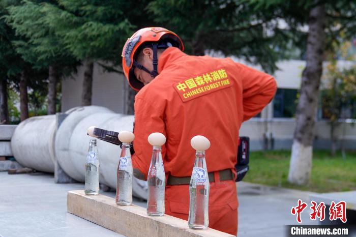 西藏林芝森林消防技能大練兵現(xiàn)場，消防員使用液壓鉗夾取雞蛋?！钣例?攝