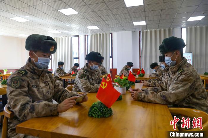 圖為阿里軍分區(qū)某邊防團(tuán)組織官兵通過手機(jī)收聽收看二十大開幕盛況。　劉曉東供圖