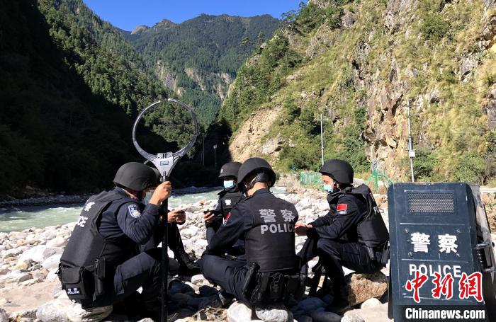 圖為西藏吉隆出入境邊防檢查站移民管理警察在中尼邊境巡邏途中收看二十大開幕直播?！」陆y(tǒng) 攝