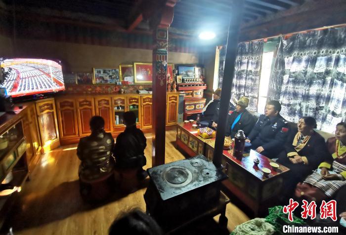 圖為西藏普蘭出入境邊防檢查站斜爾瓦執(zhí)勤點(diǎn)移民管理警察與駐地民眾一起收看二十大開幕盛況。　郭曉光 攝